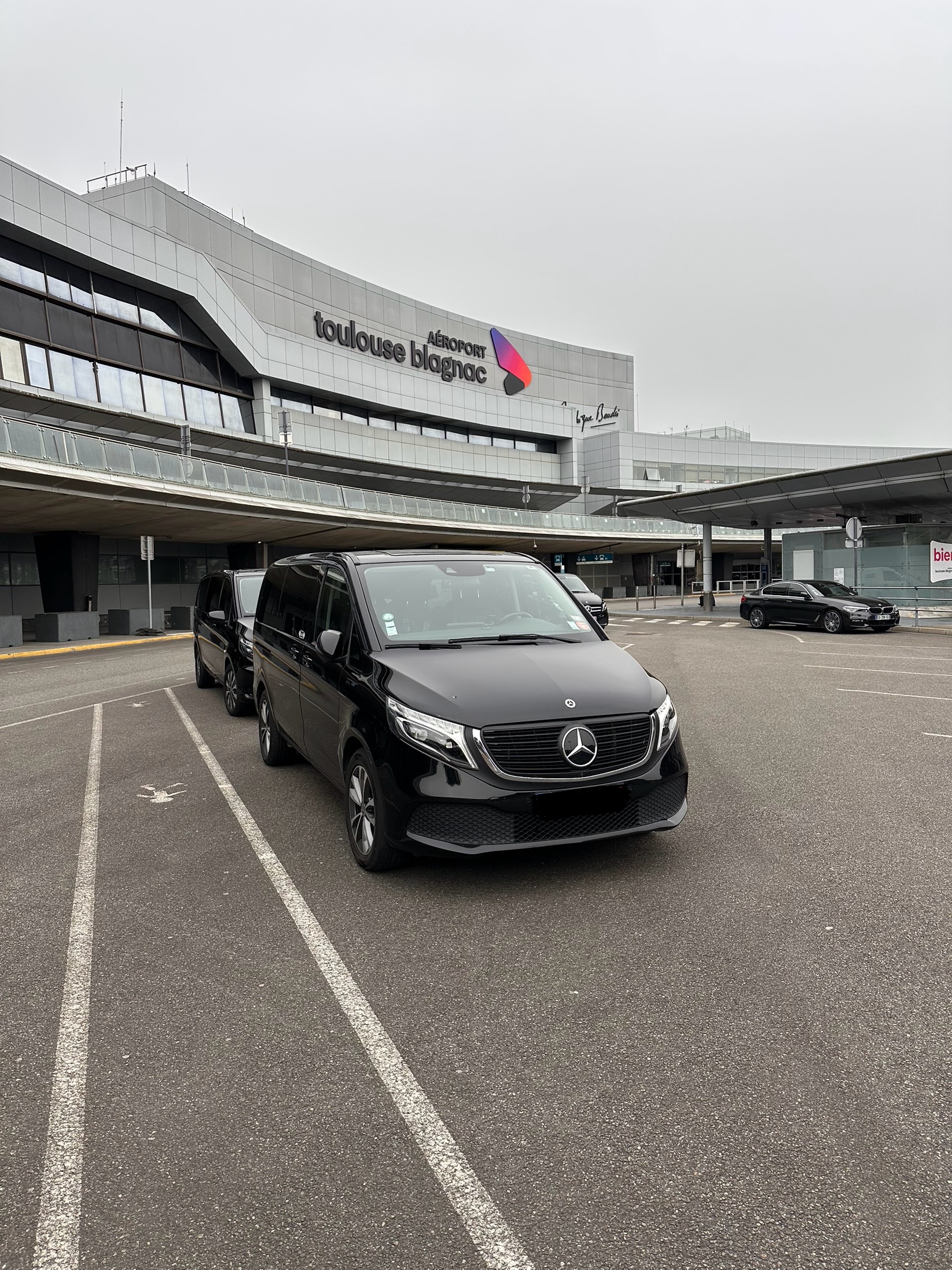 Van DRIVINE devant l'aéroport Toulouse-Blagnac