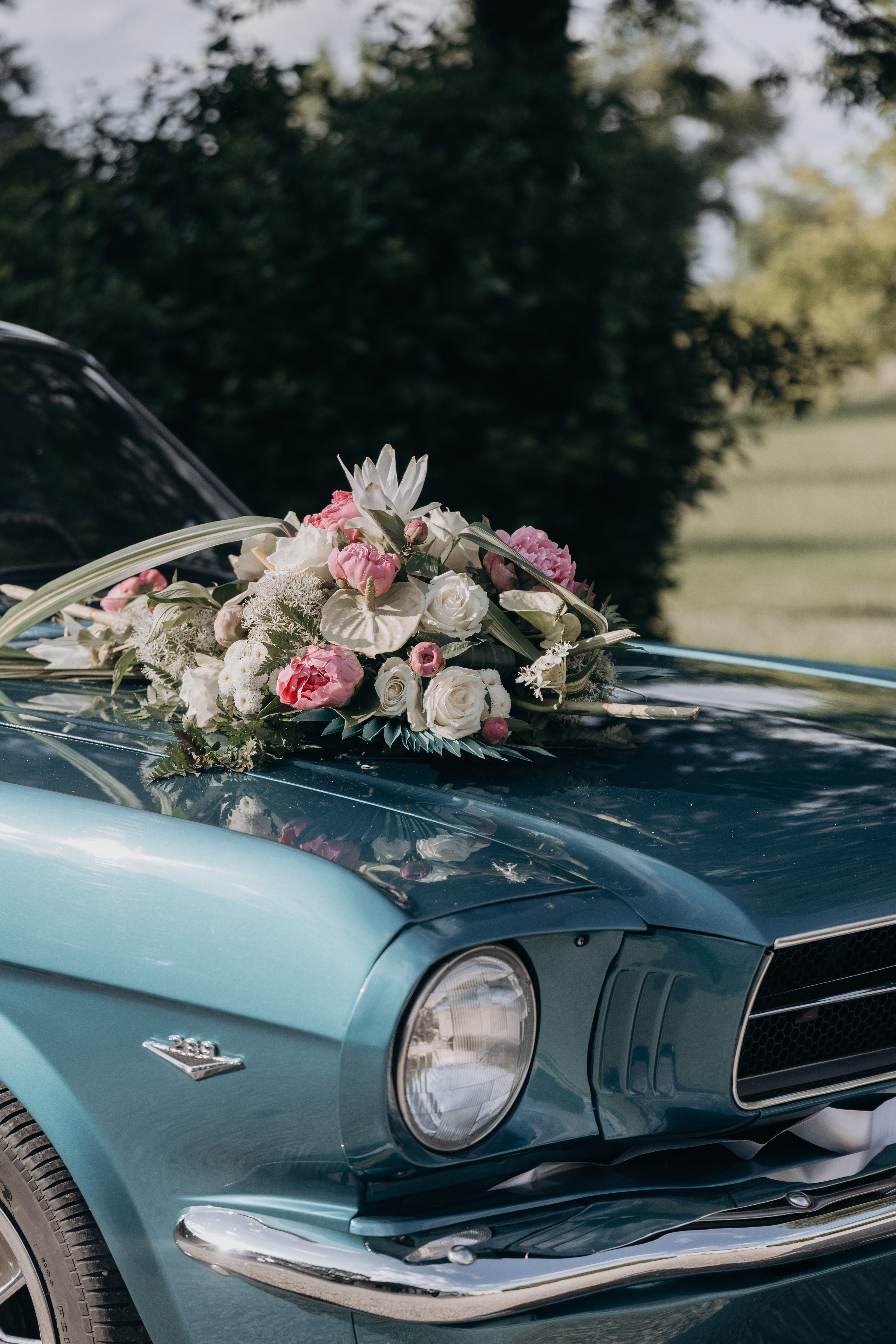 Voiture de mariage avec décoration florale
